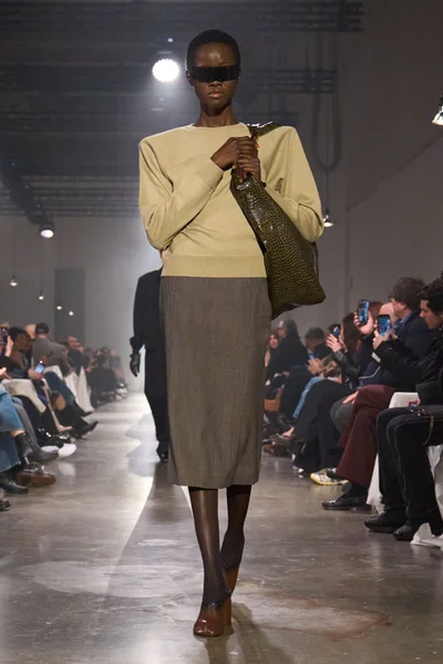 Look 25